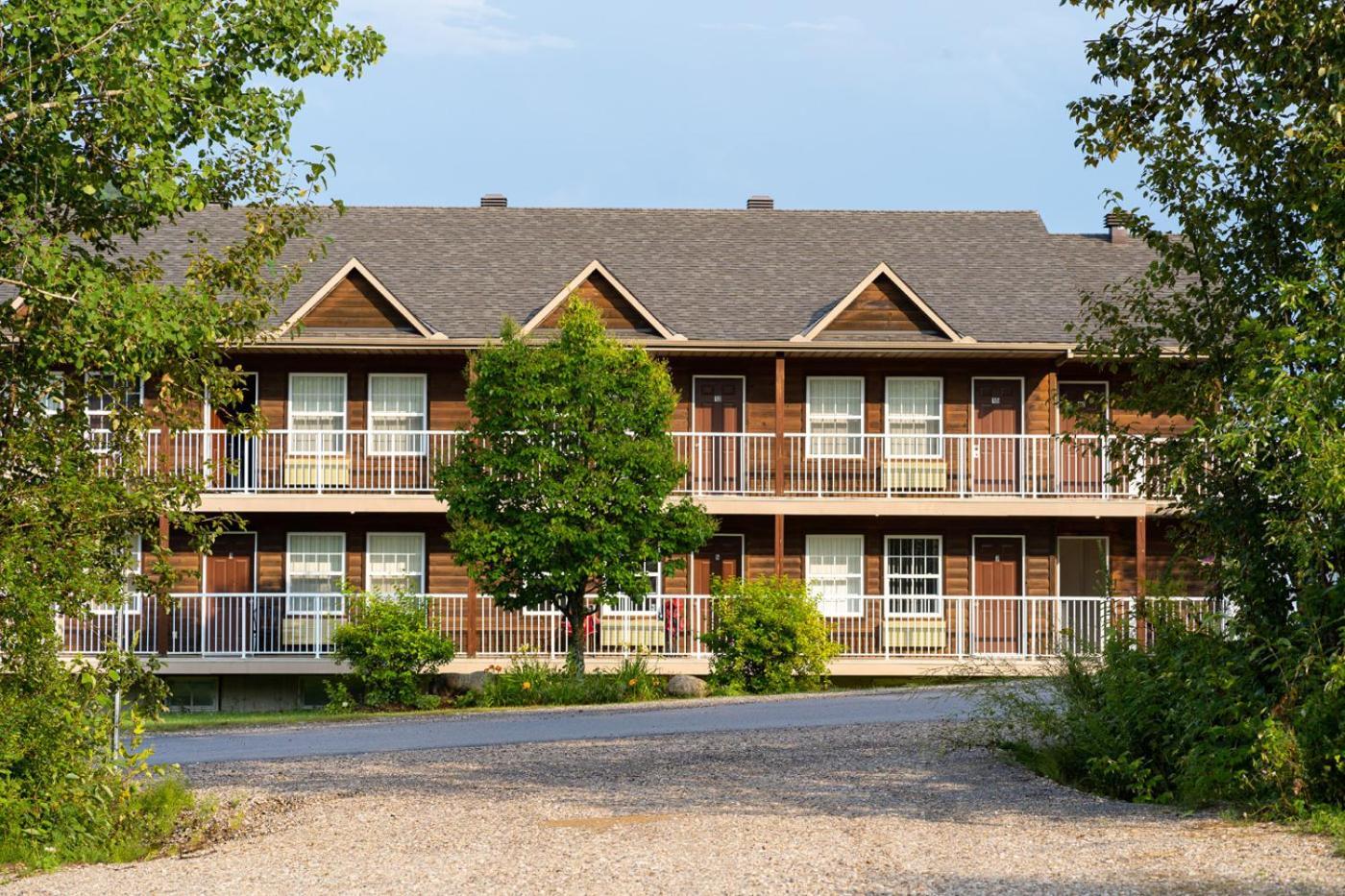 Auberge Royal Papineau Notre-Dame-de-la-Salette Exterior foto